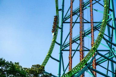 Kingda Ka, Kuzey Amerika 'daki en uzun ve en hızlı lunapark treni. 456 feet yüksekliğindedir ve 3.5 saniyede 0 'dan 128 mile hızlanır. Altı Bayrak Büyük Macera