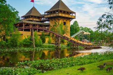 JACKSON TOWNGeIP - Haziran 2016: Six Flags Great Adventure 'da eğlenen konuklar ünlü bir lunapark. Six Flags Great Adventure, Six Flags tarafından işletilen ve Jackson, New Jersey 'de bulunan bir lunapark..