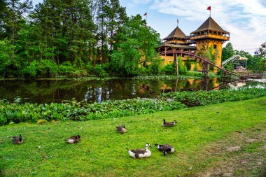 JACKSON TOWNGeIP - Haziran 2016: Six Flags Great Adventure 'da eğlenen konuklar ünlü bir lunapark. Six Flags Great Adventure, Six Flags tarafından işletilen ve Jackson, New Jersey 'de bulunan bir lunapark..