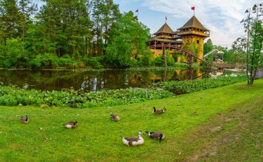 Bulutlu bir gün batımına karşı bir lunaparktaki güzel doğal manzara.