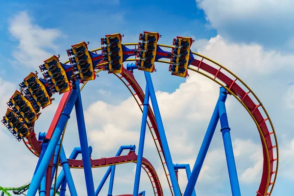 Bulutlu Gökyüzüne Karşı Lunaparkta Renkli Lunapark Trenleri — Stok fotoğraf