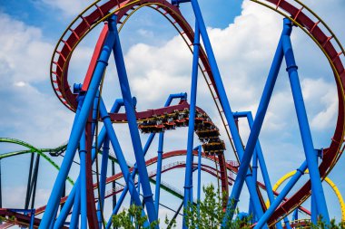 Altı Bayrak Büyük Macera 'daki Süpermen lunaparkında eğlenen misafirler Jackson, New Jersey, ABD' de bulunan ünlü bir lunapark