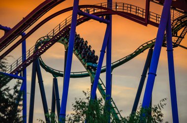 Altı Bayrak Büyük Macera 'daki Süpermen lunaparkında eğlenen misafirler Jackson, New Jersey, ABD' de bulunan ünlü bir lunapark