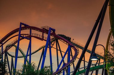 Altı Bayrak Büyük Macera 'daki Süpermen lunaparkında eğlenen misafirler Jackson, New Jersey, ABD' de bulunan ünlü bir lunapark