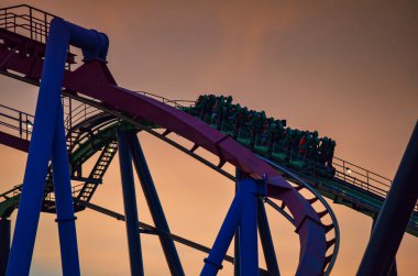 Altı Bayrak Büyük Macera 'daki Süpermen lunaparkında eğlenen misafirler Jackson, New Jersey, ABD' de bulunan ünlü bir lunapark