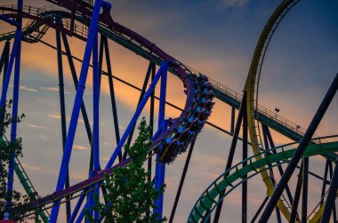 Altı Bayrak Büyük Macera 'daki Süpermen lunaparkında eğlenen misafirler Jackson, New Jersey, ABD' de bulunan ünlü bir lunapark