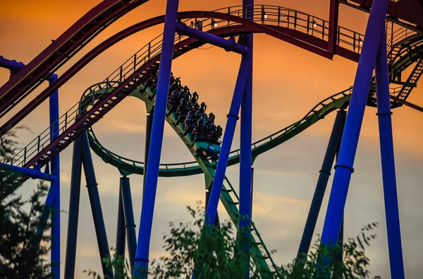 Altı Bayrak Büyük Macera 'daki Süpermen lunaparkında eğlenen misafirler Jackson, New Jersey, ABD' de bulunan ünlü bir lunapark