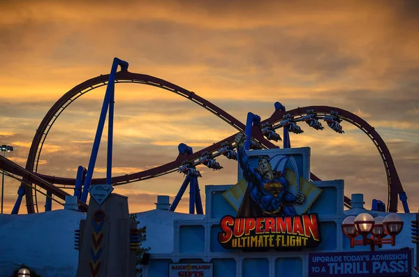 Les Clients Amusent Superman Montagnes Russes Dans Six Flags Great — Photo