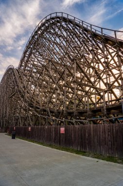 El Toro, Dünya 'daki en hızlı ve en uzun tahta koşulardan biridir. Klasik bir bardak altlığı gibi görünür ama ultra modern mühendislik teknikleriyle inşa edilmiştir. Altı Bayrak Büyük Macera.
