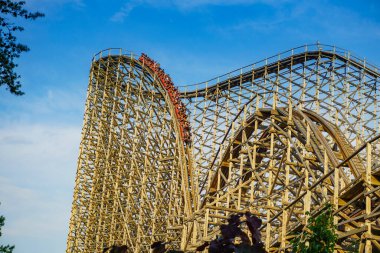 El Toro, Dünya 'daki en hızlı ve en uzun tahta koşulardan biridir. Klasik bir bardak altlığı gibi görünür ama ultra modern mühendislik teknikleriyle inşa edilmiştir. Altı Bayrak Büyük Macera.
