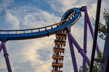 Misafirler, Jackson Township, NJ USA 'deki Six Flags Great Adventure' daki Bizarro roller coaster yolculuğunun tadını çıkarıyorlar.