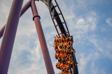 Misafirler, Jackson Township, NJ USA 'deki Six Flags Great Adventure' daki Bizarro roller coaster yolculuğunun tadını çıkarıyorlar.