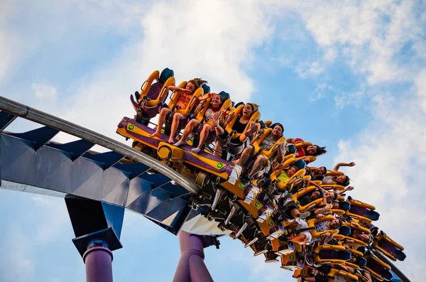 Misafirler, Jackson Township, NJ USA 'deki Six Flags Great Adventure' daki Bizarro roller coaster yolculuğunun tadını çıkarıyorlar.