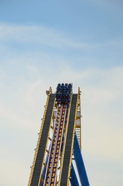 Nitro hız treni saatte 80 mil (130 km / saat) hıza ulaşıyor. Altı Bayrak Büyük Macera, Jackson, New Jersey 'de bulunan ünlü bir lunapark.