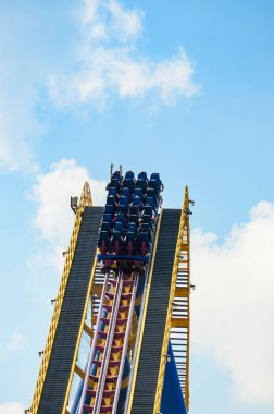 Nitro hız treni saatte 80 mil (130 km / saat) hıza ulaşıyor. Altı Bayrak Büyük Macera, Jackson, New Jersey 'de bulunan ünlü bir lunapark.