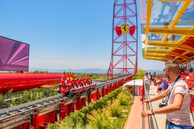 Avrupa 'nın en yeni tema parkı Ferrari Land' in manzarası PortAventura 'nın bir parçası, İspanya' nın Tarragona 'daki en popüler lunaparkı, Barcelona, İspanya' nın güneşli sahil şeridine sadece bir buçuk saat uzaklıkta.