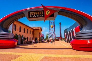 Avrupa 'nın en yeni tema parkı Ferrari Land' in manzarası PortAventura 'nın bir parçası, İspanya' nın Tarragona 'daki en popüler lunaparkı, Barcelona, İspanya' nın güneşli sahil şeridine sadece bir buçuk saat uzaklıkta.
