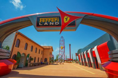Avrupa 'nın en yeni tema parkı Ferrari Land' in manzarası PortAventura 'nın bir parçası, İspanya' nın Tarragona 'daki en popüler lunaparkı, Barcelona, İspanya' nın güneşli sahil şeridine sadece bir buçuk saat uzaklıkta.