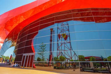 Avrupa 'nın en yeni tema parkı Ferrari Land' in manzarası PortAventura 'nın bir parçası, İspanya' nın Tarragona 'daki en popüler lunaparkı, Barcelona, İspanya' nın güneşli sahil şeridine sadece bir buçuk saat uzaklıkta.