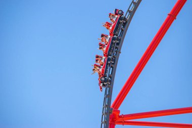 Avrupa 'nın en yeni tema parkı Ferrari Land' in manzarası PortAventura 'nın bir parçası, İspanya' nın Tarragona 'daki en popüler lunaparkı, Barcelona, İspanya' nın güneşli sahil şeridine sadece bir buçuk saat uzaklıkta.