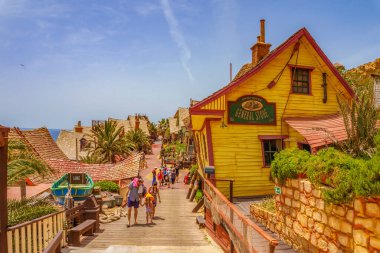 Temel Reis Köyü 'nden güzel bir manzara. Sweethaven Köyü olarak da bilinir. Amaçlı inşa edilmiş bir film seti olan köy küçük bir eğlence parkına dönüştürülmüş, kırsal ve ahşap binalardan oluşan bir kolleksiyon. Öyle.