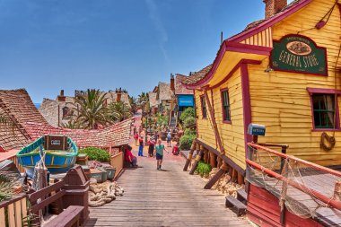 Temel Reis Köyü 'nden güzel bir manzara. Sweethaven Köyü olarak da bilinir. Amaçlı inşa edilmiş bir film seti olan köy küçük bir eğlence parkına dönüştürülmüş, kırsal ve ahşap binalardan oluşan bir kolleksiyon. Öyle.