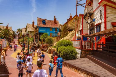 Temel Reis Köyü 'nden güzel bir manzara. Sweethaven Köyü olarak da bilinir. Malta 'da kırsal ve çalkantılı ahşap binalardan oluşan küçük bir eğlence parkına dönüştürülmüş amaçları doğrultusunda inşa edilmiş bir film seti.