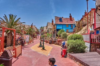 Temel Reis Köyü 'nden güzel bir manzara. Sweethaven Köyü olarak da bilinir. Malta 'da kırsal ve çalkantılı ahşap binalardan oluşan küçük bir eğlence parkına dönüştürülmüş amaçları doğrultusunda inşa edilmiş bir film seti.