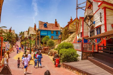 Temel Reis Köyü 'nden güzel bir manzara. Sweethaven Köyü olarak da bilinir. Malta 'da kırsal ve çalkantılı ahşap binalardan oluşan küçük bir eğlence parkına dönüştürülmüş amaçları doğrultusunda inşa edilmiş bir film seti.