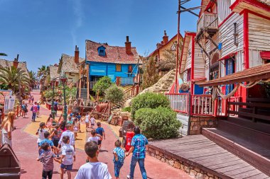 Temel Reis Köyü 'nden güzel bir manzara. Sweethaven Köyü olarak da bilinir. Malta 'da kırsal ve çalkantılı ahşap binalardan oluşan küçük bir eğlence parkına dönüştürülmüş amaçları doğrultusunda inşa edilmiş bir film seti.