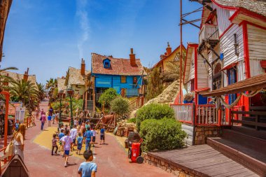 Temel Reis Köyü 'nden güzel bir manzara. Sweethaven Köyü olarak da bilinir. Malta 'da kırsal ve çalkantılı ahşap binalardan oluşan küçük bir eğlence parkına dönüştürülmüş amaçları doğrultusunda inşa edilmiş bir film seti.