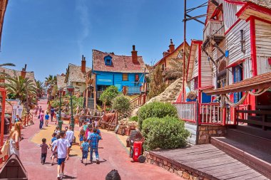 Temel Reis Köyü 'nden güzel bir manzara. Sweethaven Köyü olarak da bilinir. Malta 'da kırsal ve çalkantılı ahşap binalardan oluşan küçük bir eğlence parkına dönüştürülmüş amaçları doğrultusunda inşa edilmiş bir film seti.