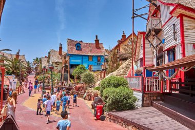 Temel Reis Köyü 'nden güzel bir manzara. Sweethaven Köyü olarak da bilinir. Malta 'da kırsal ve çalkantılı ahşap binalardan oluşan küçük bir eğlence parkına dönüştürülmüş amaçları doğrultusunda inşa edilmiş bir film seti.