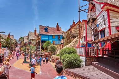 Temel Reis Köyü 'nden güzel bir manzara. Sweethaven Köyü olarak da bilinir. Malta 'da kırsal ve çalkantılı ahşap binalardan oluşan küçük bir eğlence parkına dönüştürülmüş amaçları doğrultusunda inşa edilmiş bir film seti.