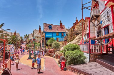 Temel Reis Köyü 'nden güzel bir manzara. Sweethaven Köyü olarak da bilinir. Malta 'da kırsal ve çalkantılı ahşap binalardan oluşan küçük bir eğlence parkına dönüştürülmüş amaçları doğrultusunda inşa edilmiş bir film seti.