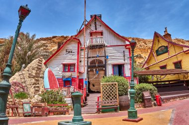 Temel Reis Köyü 'nden güzel bir manzara. Sweethaven Köyü olarak da bilinir. Malta 'da kırsal ve çalkantılı ahşap binalardan oluşan küçük bir eğlence parkına dönüştürülmüş amaçları doğrultusunda inşa edilmiş bir film seti.