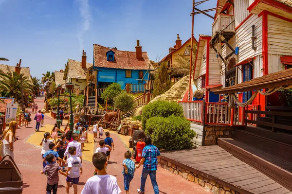 Temel Reis Köyü 'nden güzel bir manzara. Sweethaven Köyü olarak da bilinir. Malta 'da kırsal ve çalkantılı ahşap binalardan oluşan küçük bir eğlence parkına dönüştürülmüş amaçları doğrultusunda inşa edilmiş bir film seti.