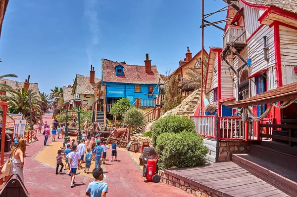 Temel Reis Köyü 'nden güzel bir manzara. Sweethaven Köyü olarak da bilinir. Malta 'da kırsal ve çalkantılı ahşap binalardan oluşan küçük bir eğlence parkına dönüştürülmüş amaçları doğrultusunda inşa edilmiş bir film seti.