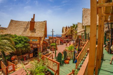 Temel Reis Köyü 'nden güzel bir manzara. Sweethaven Köyü olarak da bilinir. Malta 'da kırsal ve çalkantılı ahşap binalardan oluşan küçük bir eğlence parkına dönüştürülmüş amaçları doğrultusunda inşa edilmiş bir film seti.