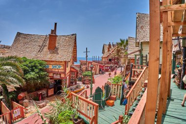 Temel Reis Köyü 'nden güzel bir manzara. Sweethaven Köyü olarak da bilinir. Malta 'da kırsal ve çalkantılı ahşap binalardan oluşan küçük bir eğlence parkına dönüştürülmüş amaçları doğrultusunda inşa edilmiş bir film seti.