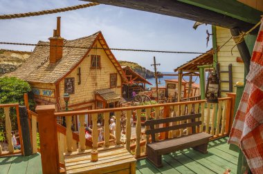 Temel Reis Köyü 'nden güzel bir manzara. Sweethaven Köyü olarak da bilinir. Amaçlı inşa edilmiş bir film seti olan köy küçük bir eğlence parkına dönüştürülmüş, kırsal ve ahşap binalardan oluşan bir kolleksiyon. Öyle.