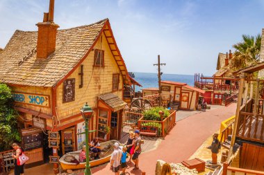 Temel Reis Köyü 'nden güzel bir manzara. Sweethaven Köyü olarak da bilinir. Amaçlı inşa edilmiş bir film seti olan köy küçük bir eğlence parkına dönüştürülmüş, kırsal ve ahşap binalardan oluşan bir kolleksiyon. Öyle.