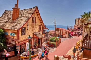 Temel Reis Köyü 'nden güzel bir manzara. Sweethaven Köyü olarak da bilinir. Amaçlı inşa edilmiş bir film seti olan köy küçük bir eğlence parkına dönüştürülmüş, kırsal ve ahşap binalardan oluşan bir kolleksiyon. Öyle.