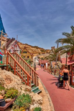 Temel Reis Köyü 'nden güzel bir manzara. Sweethaven Köyü olarak da bilinir. Amaçlı inşa edilmiş bir film seti olan köy küçük bir eğlence parkına dönüştürülmüş, kırsal ve ahşap binalardan oluşan bir kolleksiyon. Öyle.