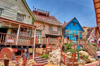 Temel Reis Köyü 'nden güzel bir manzara. Sweethaven Köyü olarak da bilinir. Amaçlı inşa edilmiş bir film seti olan köy küçük bir eğlence parkına dönüştürülmüş, kırsal ve ahşap binalardan oluşan bir kolleksiyon. Öyle.