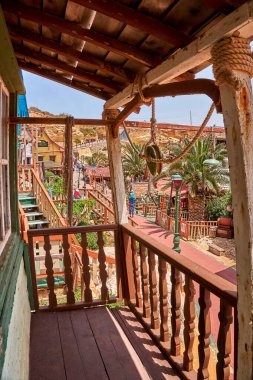 Temel Reis Köyü 'nden güzel bir manzara. Sweethaven Köyü olarak da bilinir. Malta 'da kırsal ve çalkantılı ahşap binalardan oluşan küçük bir eğlence parkına dönüştürülmüş amaçları doğrultusunda inşa edilmiş bir film seti.