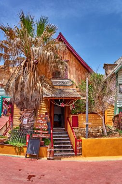 Temel Reis Köyü 'nden güzel bir manzara. Sweethaven Köyü olarak da bilinir. Amaçlı inşa edilmiş bir film seti olan köy küçük bir eğlence parkına dönüştürülmüş, kırsal ve ahşap binalardan oluşan bir kolleksiyon. Öyle.