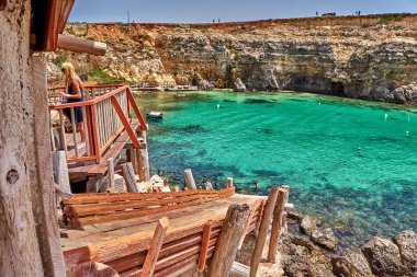 Temel Reis Köyü 'nden güzel bir manzara. Sweethaven Köyü olarak da bilinir. Malta 'da kırsal ve çalkantılı ahşap binalardan oluşan küçük bir eğlence parkına dönüştürülmüş amaçları doğrultusunda inşa edilmiş bir film seti.