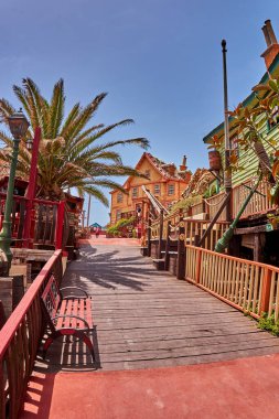 Temel Reis Köyü 'nden güzel bir manzara. Sweethaven Köyü olarak da bilinir. Malta 'da kırsal ve çalkantılı ahşap binalardan oluşan küçük bir eğlence parkına dönüştürülmüş amaçları doğrultusunda inşa edilmiş bir film seti.