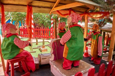 Temel Reis Köyü 'nden güzel bir manzara. Sweethaven Köyü olarak da bilinir. Malta 'da kırsal ve çalkantılı ahşap binalardan oluşan küçük bir eğlence parkına dönüştürülmüş amaçları doğrultusunda inşa edilmiş bir film seti.